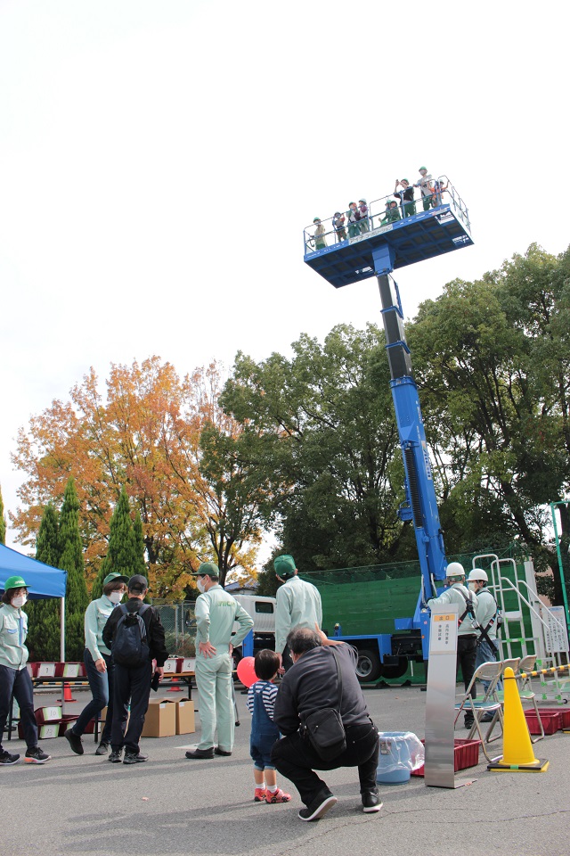 高所作業車 イベント設営