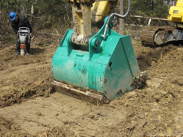 バックホー 転圧